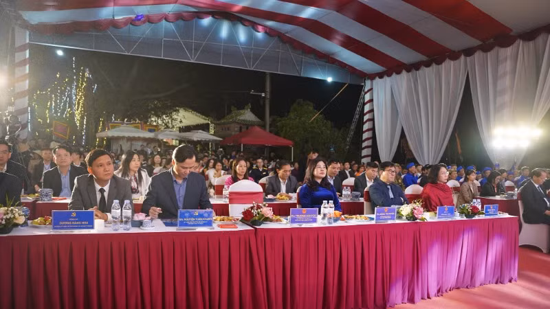 Đông đảo đại biểu về dự công bố lễ hội làng Bát Tràng là Di sản văn hóa phi vật thể quốc gia.
