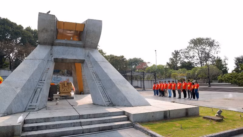Các đoàn thăm viếng đều bảo đảm sự nghiêm trang. Các đoàn thăm viếng đều bảo đảm sự nghiêm trang.