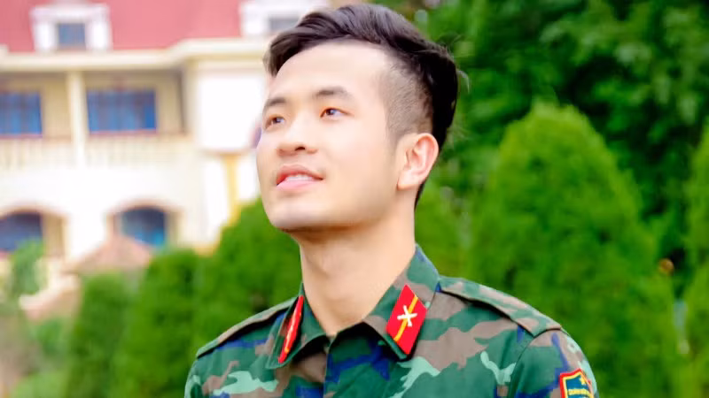 Trần Việt Hoàng - Học viên Trường Sĩ quan Chính trị là Chính trị viên phó thực tập sẽ sinh hoạt cùng chiến sĩ mới trong thời gian huấn luyện tân binh.