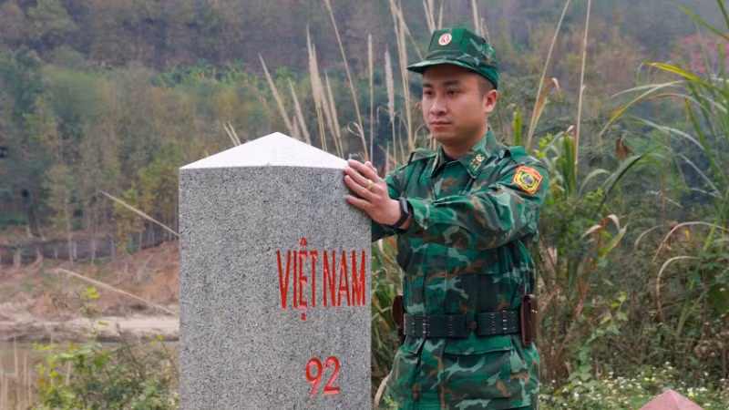 Cột mốc 92 - "nơi con sông Hồng chảy vào đất Việt".