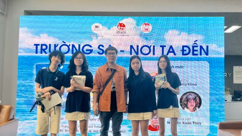 Nhà văn Nguyễn Xuân Thủy (giữa) nhận được sự quan tâm của nhiều học sinh.