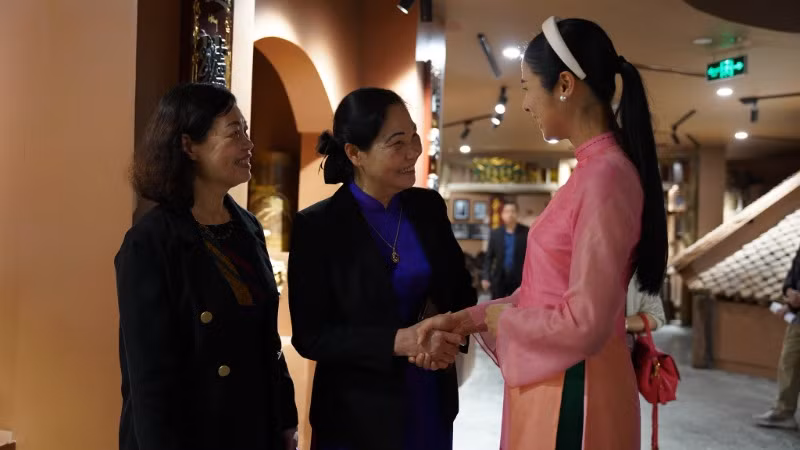 Hoa hậu Ngọc Hân (phải) vô cùng hào hứng khi tham quan Trung tâm Tinh hoa làng nghề Việt và đảm nhận vai trò Giám khảo hội thi.