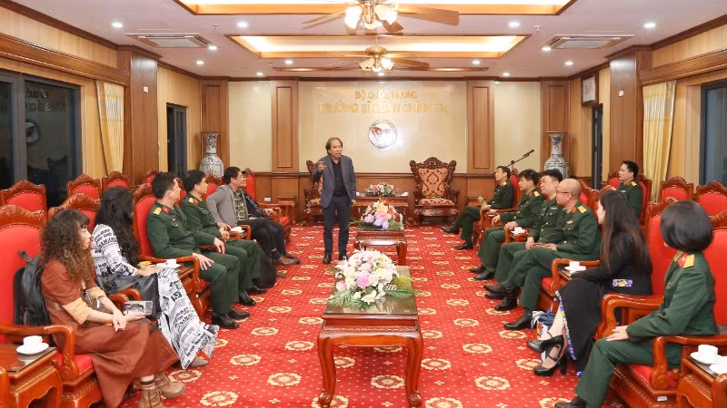 Chủ tịch Hội Nhà văn Việt Nam Nguyễn Quang Thiều trao đổi với đại diện nhà trường trước khi chương trình bắt đầu.