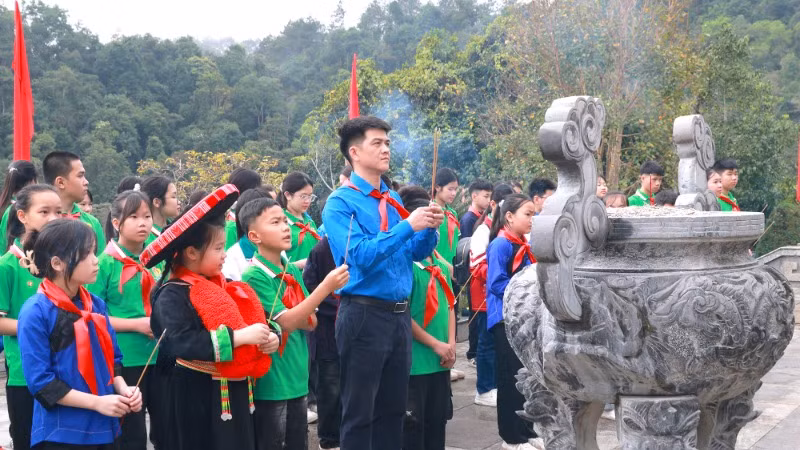 Thành kính dâng hương báo công với Bác và các Anh hùng liệt sĩ đã hy sinh vì nền độc lập, tự do của dân tộc.