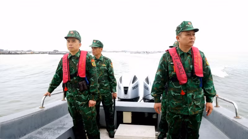 Những người lính luôn tập trung cao độ trong nhiệm vụ đặc biệt.