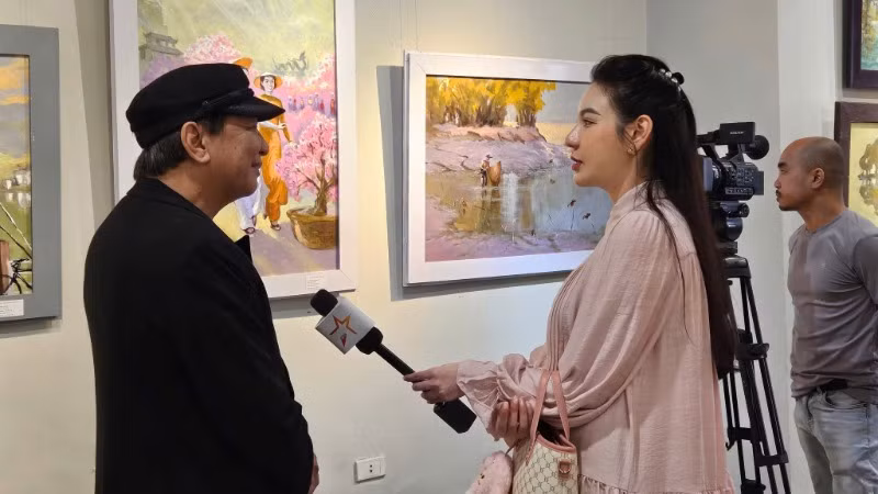 Họa sĩ Nguyễn Quốc Thắng trả lời phỏng vấn về triển lãm.