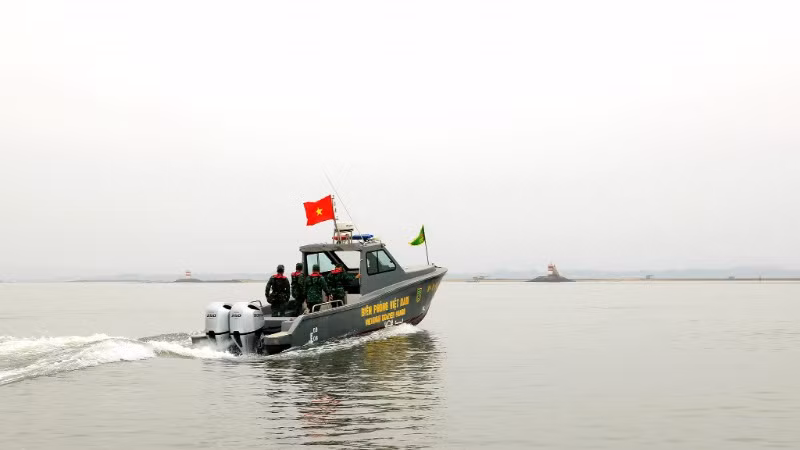 Bộ đội Biên phòng Trà Cổ tuần tra trong buổi sáng mùa xuân.