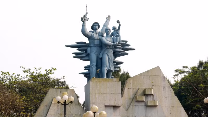 Tượng đài uy nghiêm, sừng sững giữa nghĩa trang. Tượng đài uy nghiêm, sừng sững giữa nghĩa trang.
