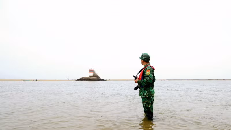 "Gác biển, trời cho Tổ quốc vào xuân".