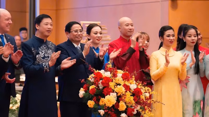 Thủ tướng Phạm Minh Chính giao lưu cùng các nghệ sĩ.