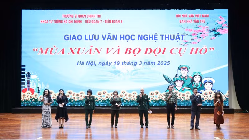 Các nhà thơ trình bày tổ khúc "Những người giữ bình yên cho Tổ quốc".