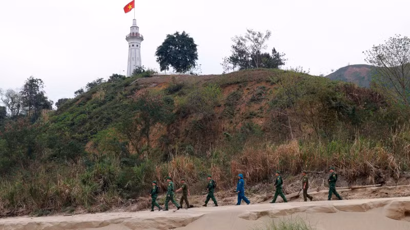 Cờ Tổ quốc tung bay là niềm tự hào mãnh liệt.