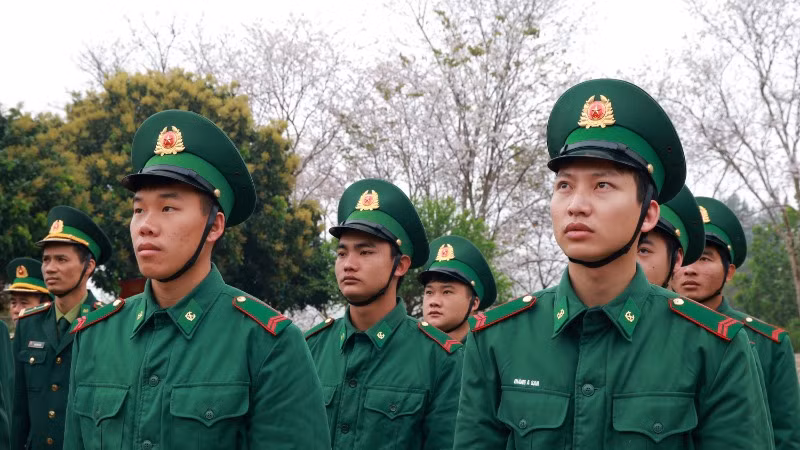Những người lính trẻ cảm thấy vinh dự, tự hào với nhiệm vụ nơi biên cương. Những người lính trẻ cảm thấy vinh dự, tự hào với nhiệm vụ nơi biên cương.