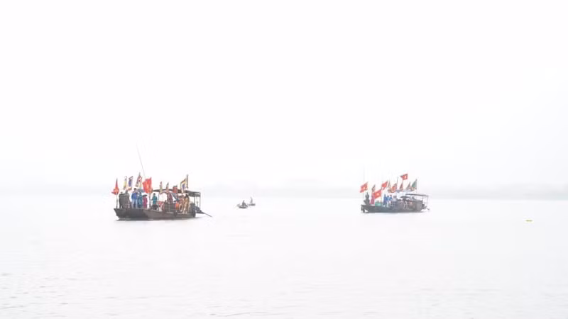 Đoàn Cấp thủy đi thuyền ra giữa sông. Đoàn Cấp thủy đi thuyền ra giữa sông.