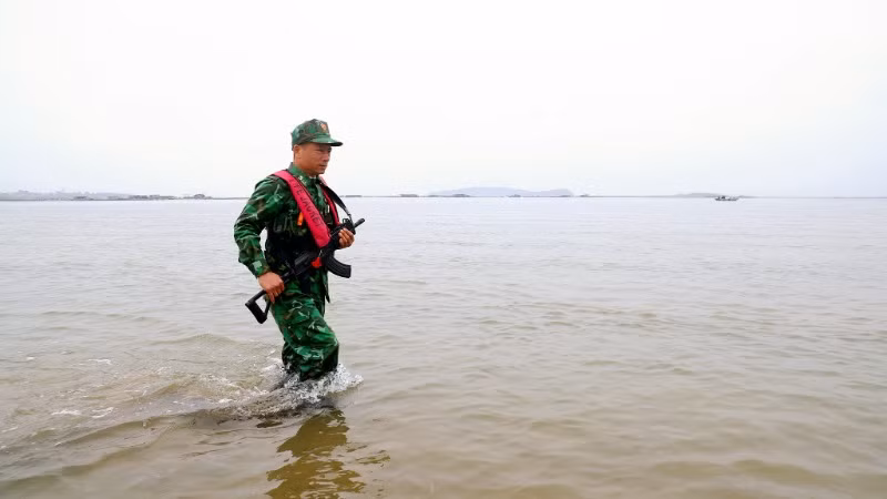 Những dấu chân hòa cùng sóng biển.