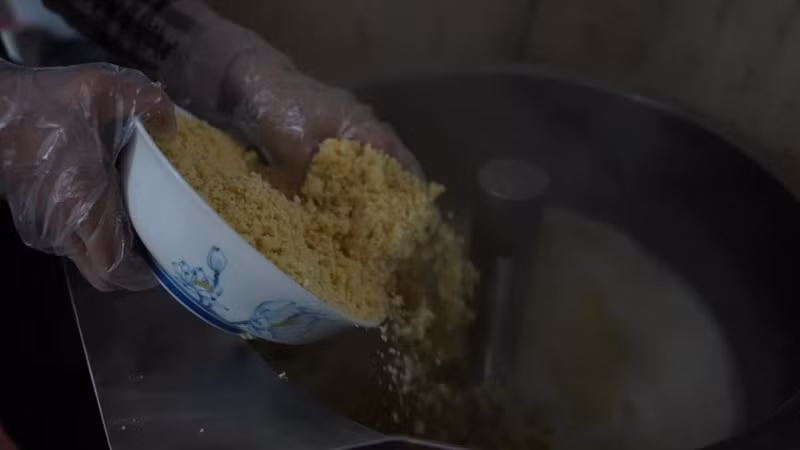 Một công đoạn làm chè kho cầu kỳ của Bát Tràng. Một công đoạn làm chè kho cầu kỳ của Bát Tràng.