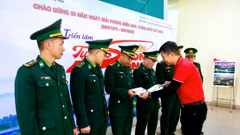 Kỹ sư Trần Vũ Thành, Chủ tịch Hội Biển đảo Việt Nam tặng tác phẩm "Mắt trùng khơi" nội dung về biển đảo cho bộ đội biên phòng.