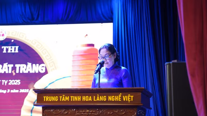 Nghệ nhân Hà Thị Vinh luôn đau đáu, tâm huyết gìn giữ, phát huy văn hóa làng nghề.
