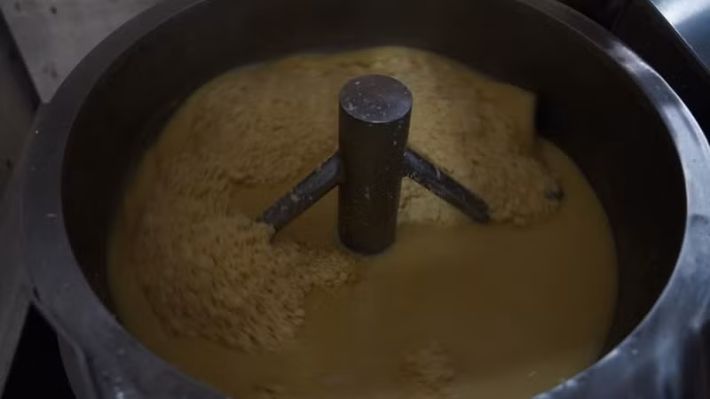 Đỗ xanh được đánh nhuyễn. Đỗ xanh được đánh nhuyễn.