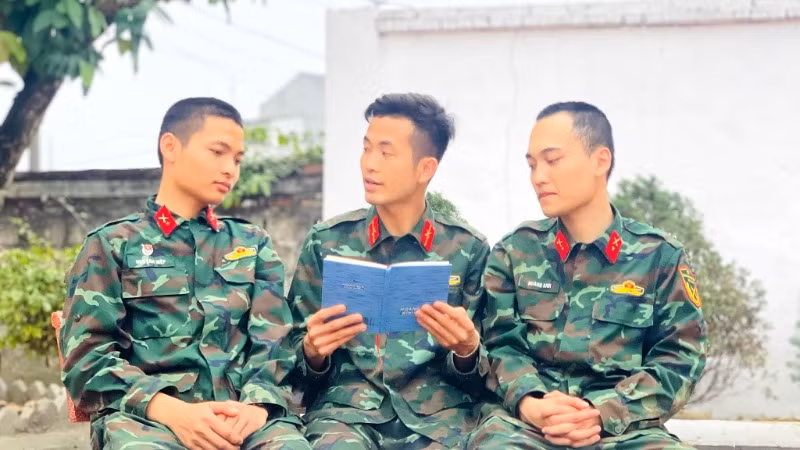 Đưa văn học đến gần hơn với chiến sĩ mới.