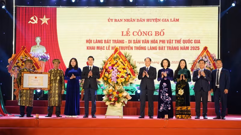 Lễ hội làng Bát Tràng được công nhận là Di sản văn hóa phi vật thể quốc gia.