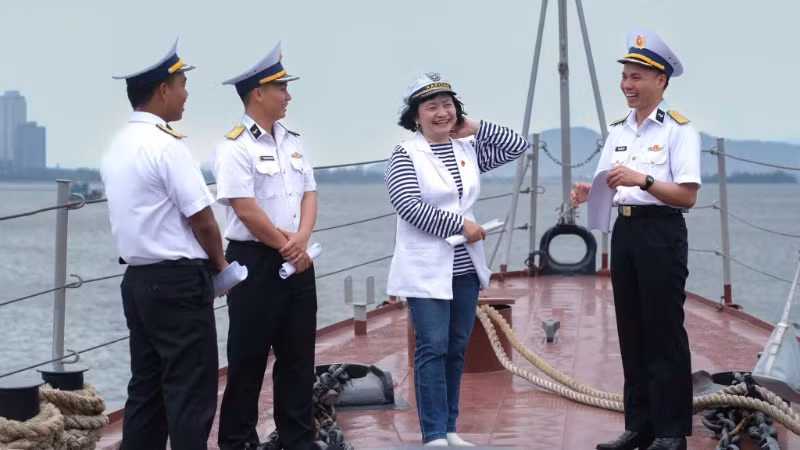 Trò chuyện cởi mở trên tàu cùng bộ đội Hải quân.