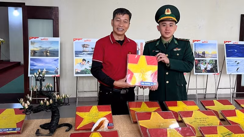 Lần đầu tiên nhiều người lính biên phòng được chạm vào lá cờ Tổ quốc đã tung bay ở đảo xa.