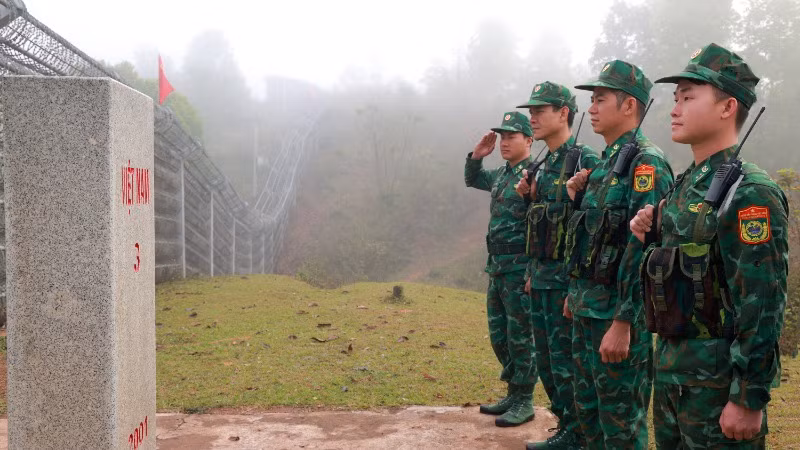 Chào cột mốc nơi ngã ba biên giới. Chào cột mốc nơi ngã ba biên giới.