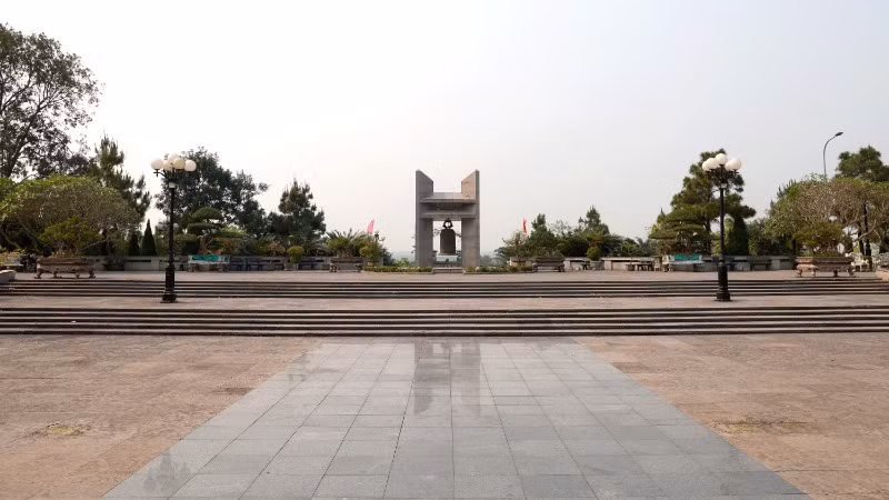 Không gian của nghĩa trang mênh mông nhưng luôn được chăm sóc cẩn thận. Không gian của nghĩa trang mênh mông nhưng luôn được chăm sóc cẩn thận.