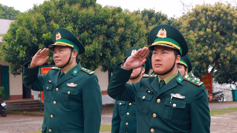 Cảm xúc thiêng liêng trong lễ chào cờ. Cảm xúc thiêng liêng trong lễ chào cờ.
