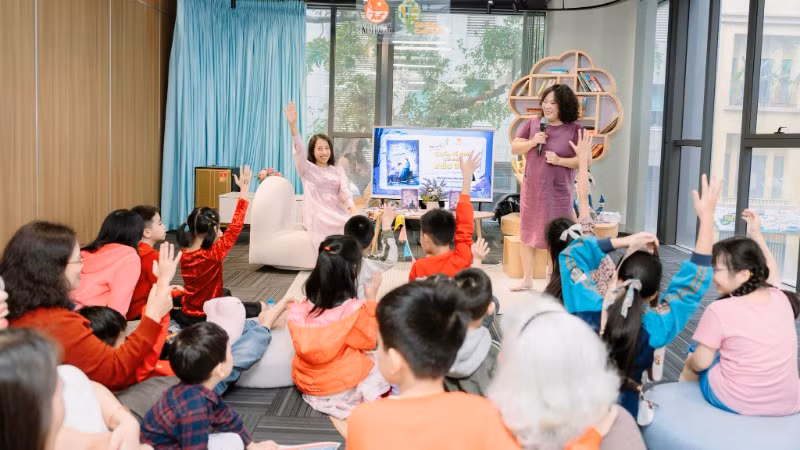 Hào hứng giao lưu, chia sẻ. Hào hứng giao lưu, chia sẻ.