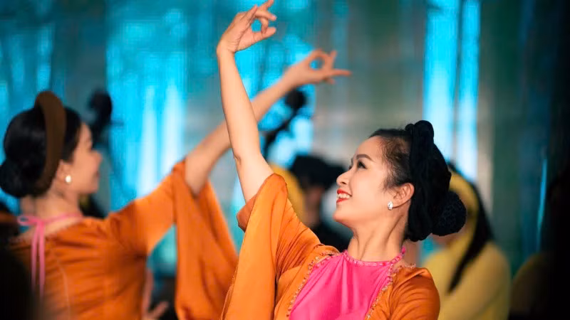 Các nghệ sĩ kết hợp biểu diễn nghệ thuật.