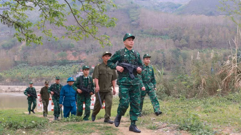 Bộ đội biên phòng là điểm tựa niềm tin cho bà con dân bản.