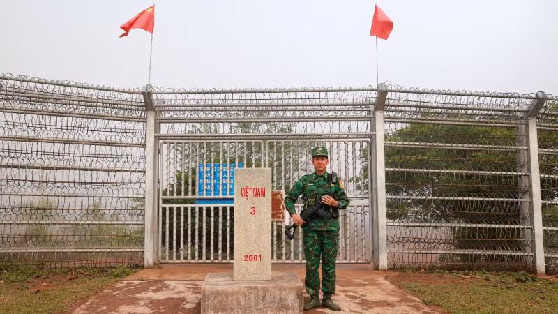 Nhiệm vụ bảo vệ biên giới luôn thường trực trong suy nghĩ, hành động của mỗi người lính. Nhiệm vụ bảo vệ biên giới luôn thường trực trong suy nghĩ, hành động của mỗi người lính.