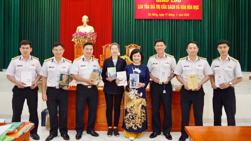 Câu lạc bộ Đọc sách cùng con tặng những món quà ý nghĩa.