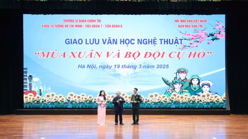 Nhà thơ Trần Đăng Khoa (giữa) giao lưu cùng học viên nhà trường.