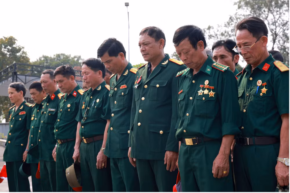 Phút tưởng niệm đầy xúc động. Phút tưởng niệm đầy xúc động.