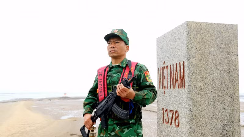Bộ đội Biên phòng chắc tay súng bên cột mốc 1378 của Tổ quốc.