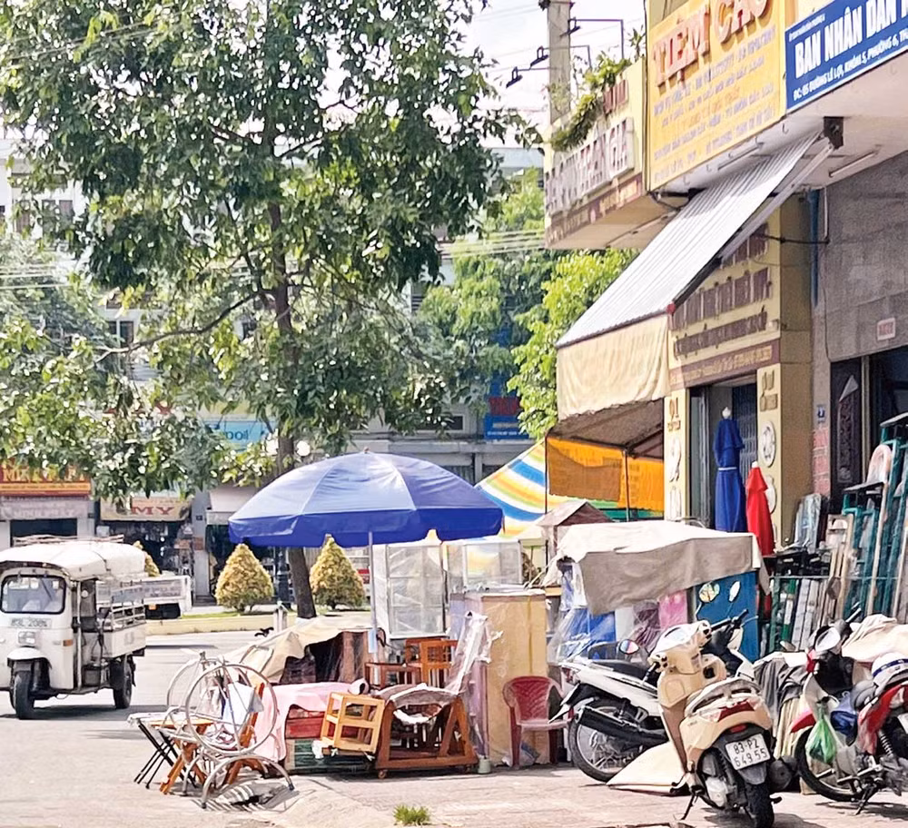 Một đoạn vỉa hè bị chiếm để kinh doanh trên đường Lê Lợi, TP Sóc Trăng.