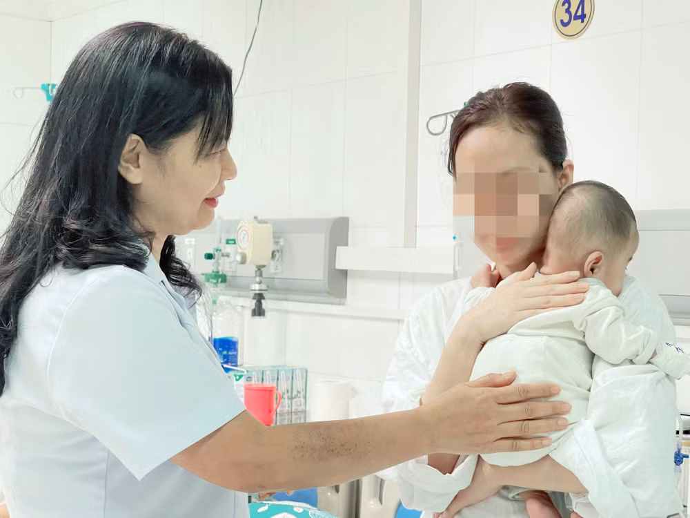 Bác sĩ Bệnh viện Hữu nghị Việt Đức thăm khám sức khỏe bệnh nhi sau ca phẫu thuật.