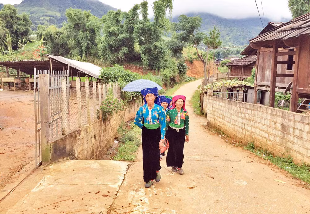 Đồng bào diện trang phục dân tộc đi trảy hội.
