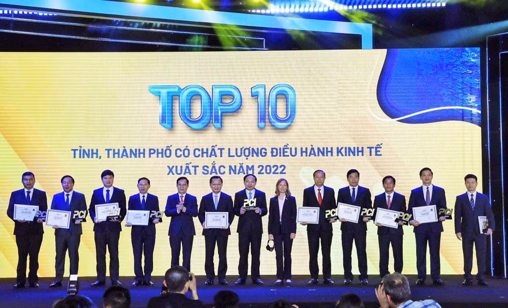 Chủ tịch VCCI Phạm Tấn Công trao chứng nhận cho tốp 10 địa phương dẫn đầu bảng xếp hạng PCI năm 2022. (Ảnh MINH DŨNG)