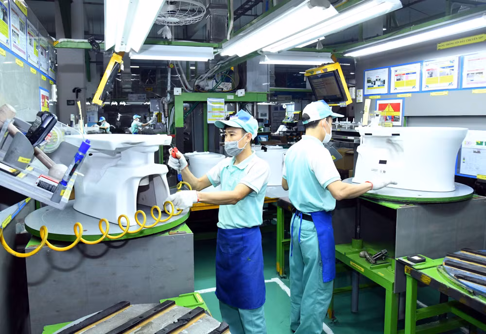 Sản xuất thiết bị vệ sinh tại Công ty TOTO Việt Nam (FDI Nhật Bản) trong Khu công nghiệp Thăng Long, Hà Nội. (Ảnh MINH HÀ)