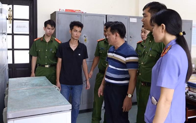 Công an tỉnh Hà Nam bắt giữ đối tượng Giang về tội bạo hành bé trai 3 tuổi.