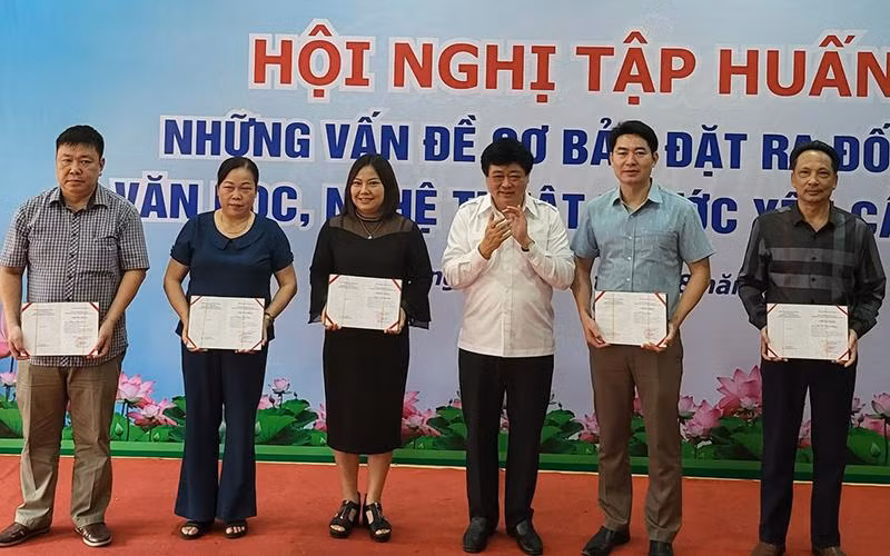 Đồng chí Nguyễn Thế Kỷ trao giấy chứng nhận hoàn thành lớp tập huấn cho các học viên. 