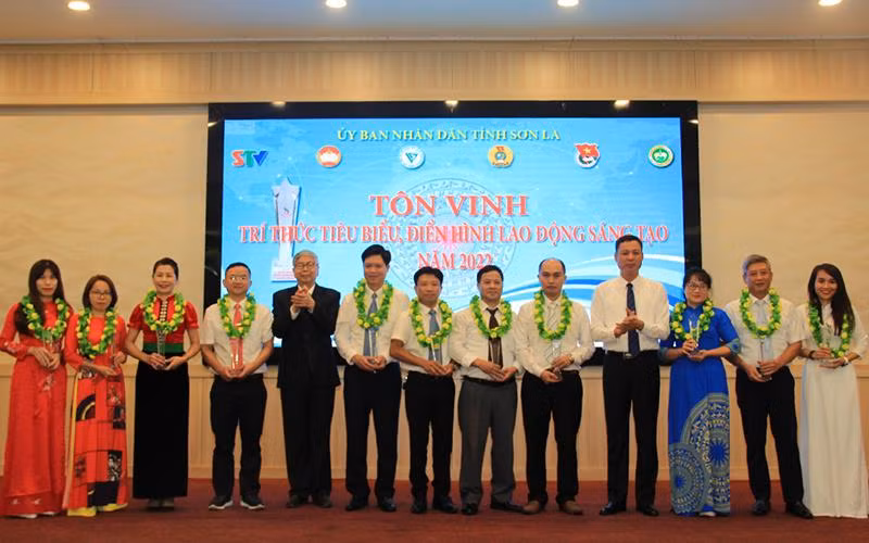 Các trí thức tiêu biểu, điển hình lao động sáng tạo năm 2022 nhận hoa và cúp.