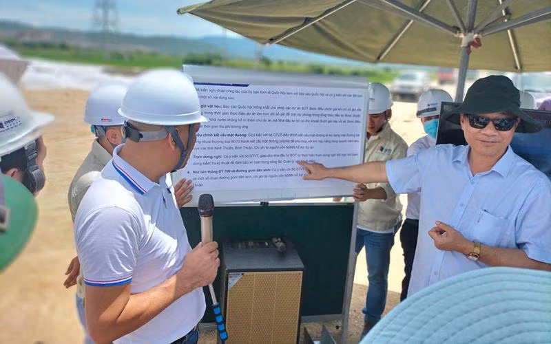 Nhà đầu tư Tập đoàn Đèo Cả báo cáo đoàn công tác quá trình triển khai dự án.