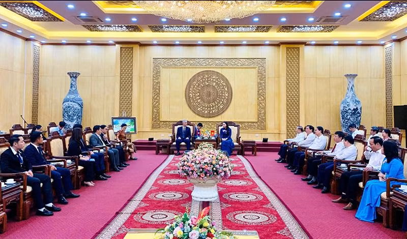 Quảng cảnh làm việc của Đoàn đại biểu cấp cao Thủ đô Vientiane tại Ninh Bình.