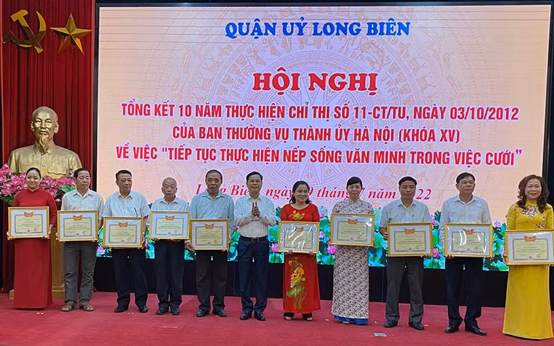 Biểu dương các tập thể, cá nhân thực hiện tốt nếp sống văn minh trong việc cưới.