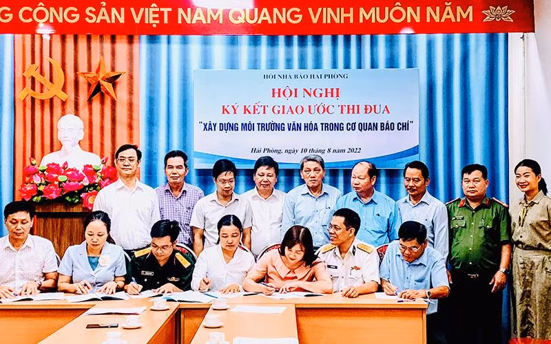 Các chi hội, liên chi hội nhà báo thành phố Hải Phòng tổ chức ký kết giao ước thi đua. 